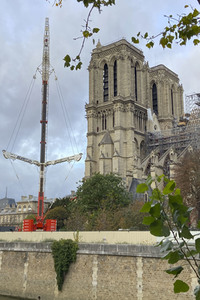Wiederaufbau der zerstörten Kathedrale Notre-Dame de Paris