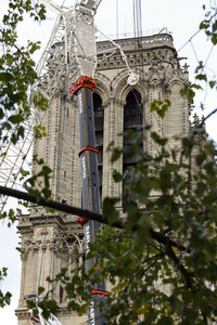 Wiederaufbau der zerstörten Kathedrale Notre-Dame de Paris