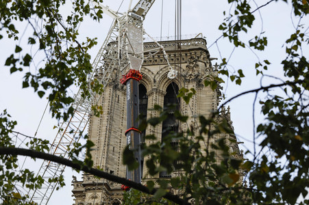 Wiederaufbau der zerstörten Kathedrale Notre-Dame de Paris