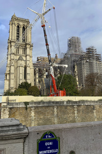 Wiederaufbau der zerstörten Kathedrale Notre-Dame de Paris
