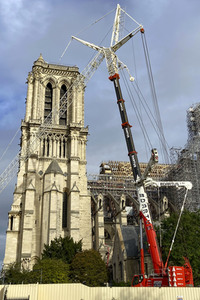 Wiederaufbau der zerstörten Kathedrale Notre-Dame de Paris