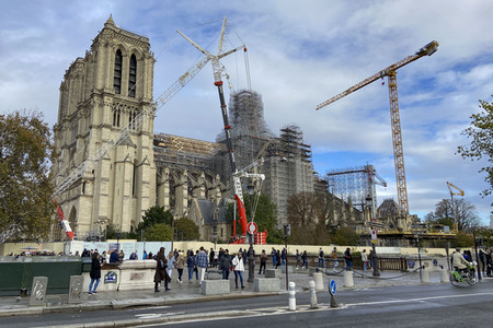 Wiederaufbau der zerstörten Kathedrale Notre-Dame de Paris