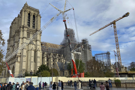Wiederaufbau der zerstörten Kathedrale Notre-Dame de Paris