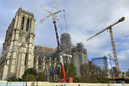Wiederaufbau der zerstörten Kathedrale Notre-Dame de Paris