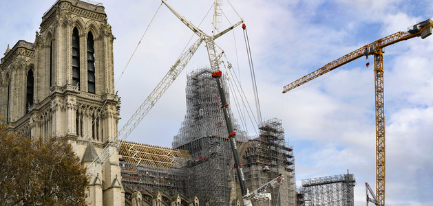 Wiederaufbau der zerstörten Kathedrale Notre-Dame de Paris