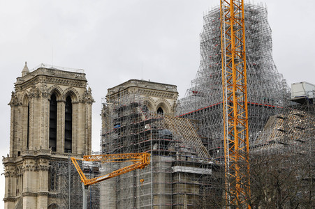Wiederaufbau der zerstörten Kathedrale Notre-Dame de Paris