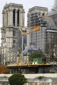 Wiederaufbau der zerstörten Kathedrale Notre-Dame de Paris
