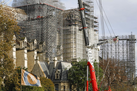 Wiederaufbau der zerstörten Kathedrale Notre-Dame de Paris