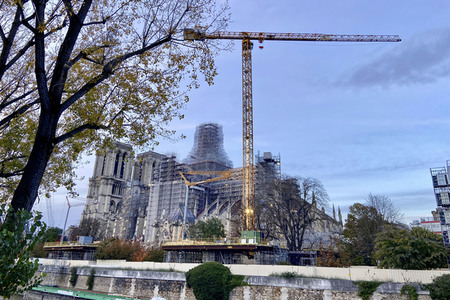 Wiederaufbau der zerstörten Kathedrale Notre-Dame de Paris