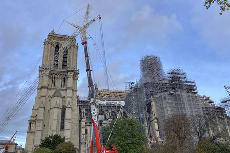 Wiederaufbau der zerstörten Kathedrale Notre-Dame de Paris