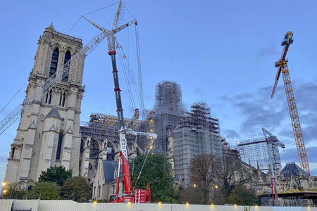 Wiederaufbau der zerstörten Kathedrale Notre-Dame de Paris