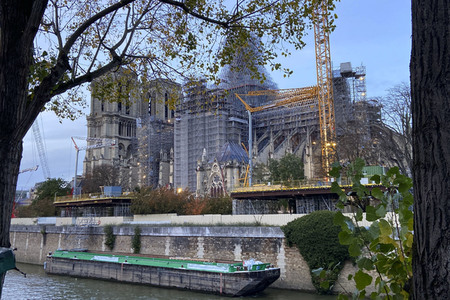 Wiederaufbau der zerstörten Kathedrale Notre-Dame de Paris