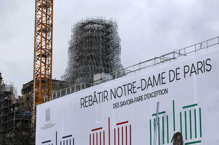 Wiederaufbau der zerstörten Kathedrale Notre-Dame de Paris
