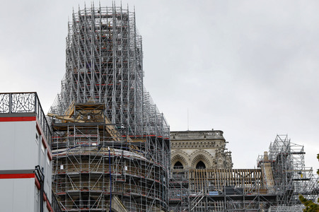Wiederaufbau der zerstörten Kathedrale Notre-Dame de Paris
