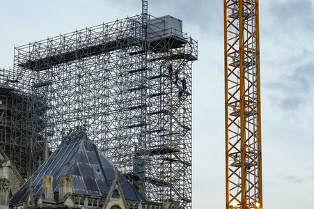 Wiederaufbau der zerstörten Kathedrale Notre-Dame de Paris