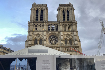 Wiederaufbau der zerstörten Kathedrale Notre-Dame de Paris