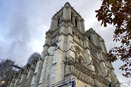 Wiederaufbau der zerstörten Kathedrale Notre-Dame de Paris
