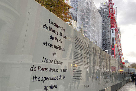 Wiederaufbau der zerstörten Kathedrale Notre-Dame de Paris