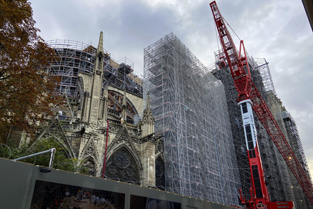 Wiederaufbau der zerstörten Kathedrale Notre-Dame de Paris