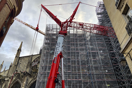 Wiederaufbau der zerstörten Kathedrale Notre-Dame de Paris
