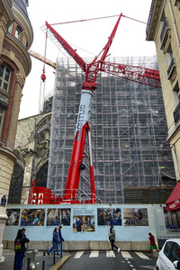 Wiederaufbau der zerstörten Kathedrale Notre-Dame de Paris