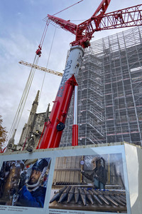 Wiederaufbau der zerstörten Kathedrale Notre-Dame de Paris