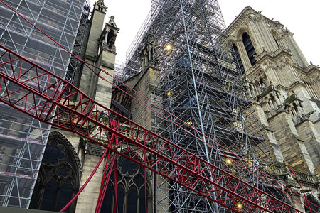 Wiederaufbau der zerstörten Kathedrale Notre-Dame de Paris
