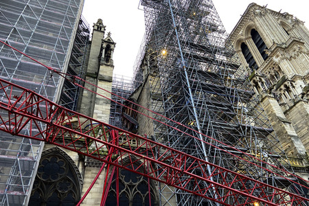 Wiederaufbau der zerstörten Kathedrale Notre-Dame de Paris