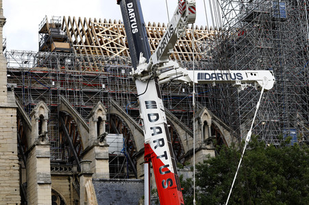 Wiederaufbau der zerstörten Kathedrale Notre-Dame de Paris