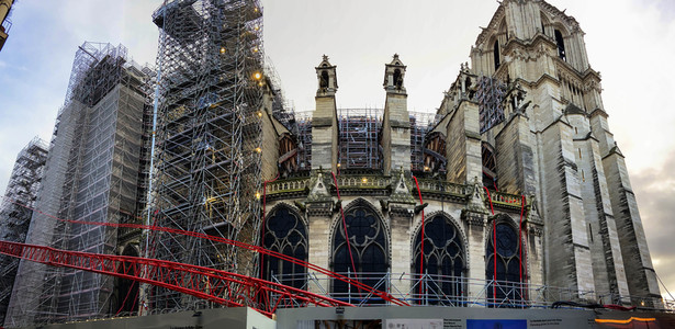 Wiederaufbau der zerstörten Kathedrale Notre-Dame de Paris