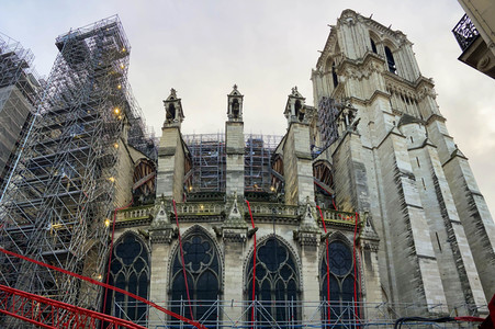 Wiederaufbau der zerstörten Kathedrale Notre-Dame de Paris