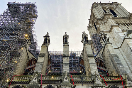 Wiederaufbau der zerstörten Kathedrale Notre-Dame de Paris