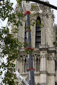 Wiederaufbau der zerstörten Kathedrale Notre-Dame de Paris