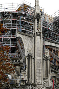 Wiederaufbau der zerstörten Kathedrale Notre-Dame de Paris