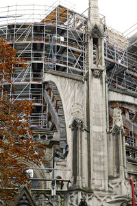Wiederaufbau der zerstörten Kathedrale Notre-Dame de Paris