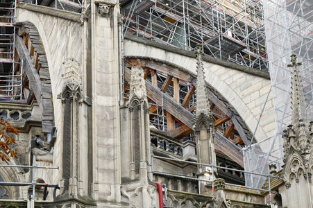 Wiederaufbau der zerstörten Kathedrale Notre-Dame de Paris