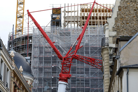 Wiederaufbau der zerstörten Kathedrale Notre-Dame de Paris
