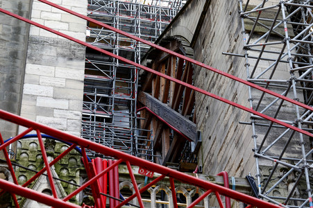 Wiederaufbau der zerstörten Kathedrale Notre-Dame de Paris