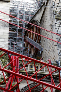 Wiederaufbau der zerstörten Kathedrale Notre-Dame de Paris