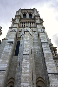 Wiederaufbau der zerstörten Kathedrale Notre-Dame de Paris