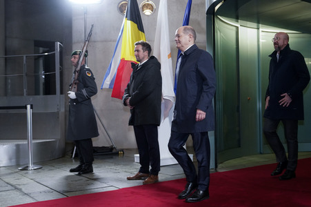 Olaf Scholz beim Empfang des Präsidenten des Europäischen Rates sowie sechs EU-Staats- und Regierungschefs in Berlin