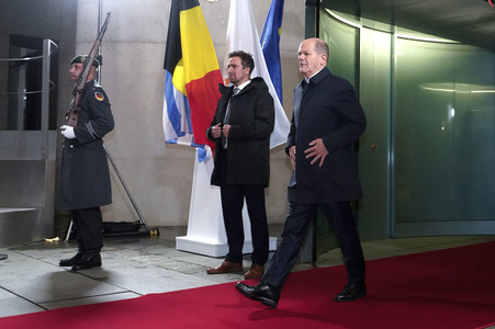 Olaf Scholz beim Empfang des Präsidenten des Europäischen Rates sowie sechs EU-Staats- und Regierungschefs in Berlin
