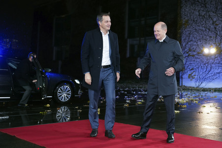 Olaf Scholz beim Empfang des Präsidenten des Europäischen Rates sowie sechs EU-Staats- und Regierungschefs in Berlin