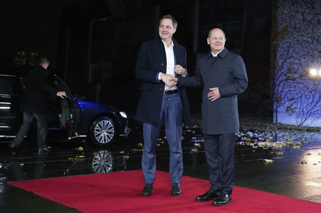 Olaf Scholz beim Empfang des Präsidenten des Europäischen Rates sowie sechs EU-Staats- und Regierungschefs in Berlin