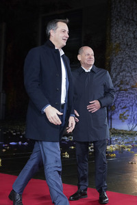 Olaf Scholz beim Empfang des Präsidenten des Europäischen Rates sowie sechs EU-Staats- und Regierungschefs in Berlin