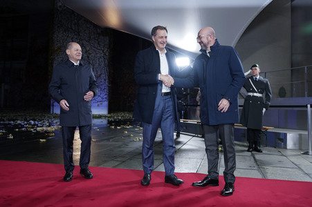 Olaf Scholz beim Empfang des Präsidenten des Europäischen Rates sowie sechs EU-Staats- und Regierungschefs in Berlin