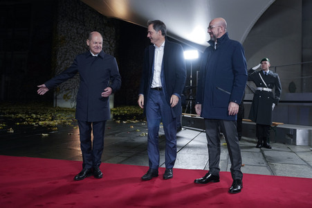 Olaf Scholz beim Empfang des Präsidenten des Europäischen Rates sowie sechs EU-Staats- und Regierungschefs in Berlin
