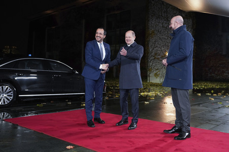 Olaf Scholz beim Empfang des Präsidenten des Europäischen Rates sowie sechs EU-Staats- und Regierungschefs in Berlin