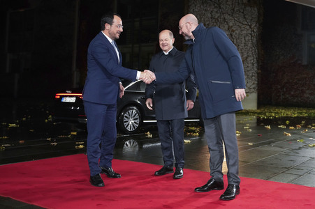 Olaf Scholz beim Empfang des Präsidenten des Europäischen Rates sowie sechs EU-Staats- und Regierungschefs in Berlin