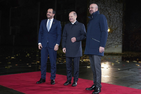 Olaf Scholz beim Empfang des Präsidenten des Europäischen Rates sowie sechs EU-Staats- und Regierungschefs in Berlin